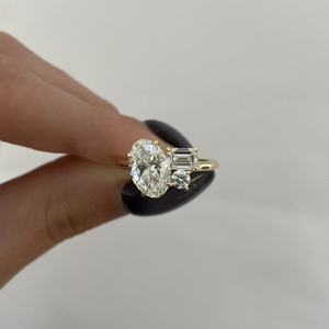 Bague en diamant taille ovale 2,00 carats avec pierres latérales émeraude et rondes en or jaune, certifiée IGI, pour fiançailles féminines - Product Image 5
