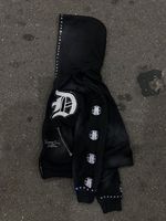 Sweat à capuche zippé de luxe gothique orné de strass |   Veste streetwear style Chrome Hearts avec fermeture éclair à chaîne et patchs — OEM/ODM disponible