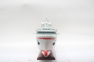 Maqueta de Madera Pintada a Mano MS DEUTSCHLAND Inspirada en un Crucero con Temática Náutica - Product Image 5