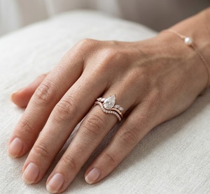 Ensemble de bagues de mariage en or jaune 14 carats avec diamant de laboratoire en forme de feuille de vigne, bague de fiançailles en diamant poire et bague d'accentuation marquise - Product Image 5