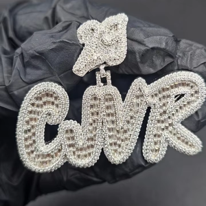 Colgante con letra personalizada, chapado en oro blanco de 14 quilates, moissanita real de corte redondo de 3 quilates - Product Image 1