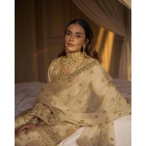 Magnifique ensemble de costume en mousseline de soie XL pour les fêtes, orné de broderies et de sequins - Product Image 5