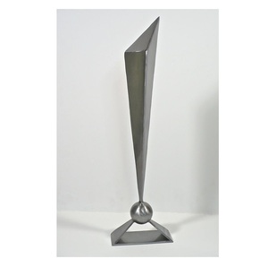Escultura de Obelisco Geométrico Moderno, Elegante Estatua Metálica en Forma de Espiral para Decoración de Hogares de Lujo y Salas de Estar Contemporáneas - Product Image 1