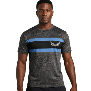Camiseta de manga corta para hombre con diseño de rayas y logotipo frontal, corte regular, de secado rápido, tejido de poliéster, cuello redondo. - Product Image 3
