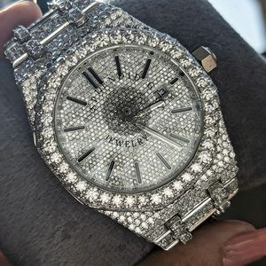 Splendide montre analogique à quartz pour homme avec boîtier en argent/moissanite, bracelet en cristal de saphir, chiffres romains, mouvement ETA, cadeau idéal - Product Image 3