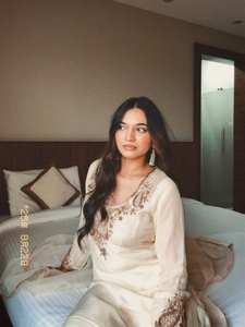 ชุดคุร์ตีผ้าไหมโรมันเนื้อหนา พร้อมงานปักลายดิ้นและเลื่อม ประดับด้วยกางเกงเข้าชุด และผ้าคลุมไหล่ผ้าออร์แกนซาลูกไม้แฟนซี ชุดสำหรับผู้หญิงสไตล์ชาติพันธุ์ - Product Image 4