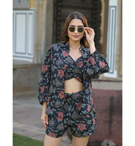 Ensemble trois pièces décontracté et tendance en rayonne à imprimé floral bleu foncé, avec chemise à manches retroussées, short et crop top, tenue de détente - Product Image 1