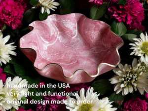 Grand bol décoratif en résine époxy rose clair, design géode, fait main, pour servir - Product Image 4