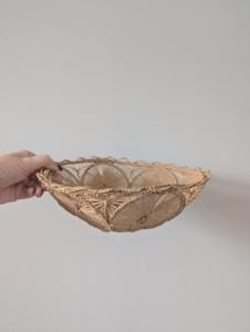 Cesta de pan tejida a mano de diseño, perfecta para servir pan, uso en mesas de restaurante y exhibición decorativa en comidas, procedente de la India. - Product Image 5