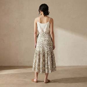 Falda midi cruzada de algodón con estampado floral verde oliva y volantes para mujer, con tela ligera, estilo moderno y ajuste cómodo. - Product Image 3