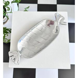 Plateau décoratif moderne en métal, forme bonbon, finition argentée, pour noix, bonbons, et présentation de toffee, idéal pour la décoration de fêtes d'anniversaire - Product Image 1