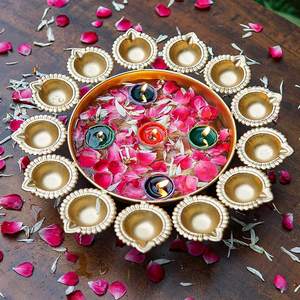 Bol Urli en métal artisanal indien moderne et unique, forme ronde de Diya, décoratif pour les fêtes de mariage - Prix - Product Image 1