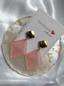 Boucles d'oreilles en résine rose scintillante faites à la main, clous carrés dorés, bijoux tendance, cadeau pour la Saint-Valentin - Product Image 6