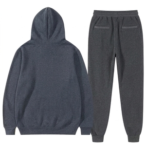 Traje deportivo premium para hombre hecho con tela transpirable que ofrece comodidad, flexibilidad y estilo moderno durante todo el día, para deportes y uso casual. - Product Image 2