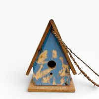 DIVADI A4 Casa para Pájaros de Madera Reciclada Hecha a Mano, Jaula Sostenible para Uso en Exteriores de Verano, Forma Triangular, Cierre de Gancho y Bucle, Pequeña