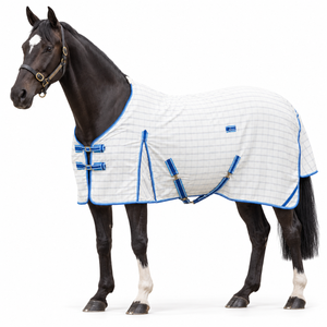 Couverture équestre pour cheval en tissu Ripstop diamanté et polaire pour le cou |   Couverture blanche à bordure bleue avec bretelles épaules et doubles boucles de poitrine - Product Image 1