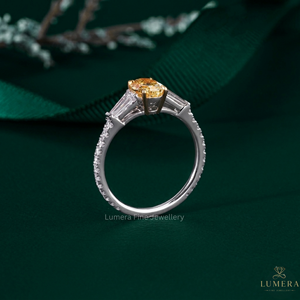 แหวนเพชรรูปไข่สีเหลืองแฟนซี 1.87 กะรัต ประดับเพชรด้านข้างทรงเรียว ทอง 18k ความใส VVS2 ได้รับการรับรอง แหวนแต่งงานสั่งทำพิเศษสุดหรู - Product Image 2