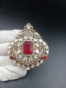 Collier pendentif en argent plaqué or sur le thème de l'éléphant avec pierre doublette rouge et pierre polki blanche pour femme, bijoux de mariage faits à la main - Product Image 1