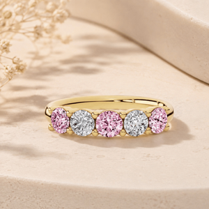 Bijoux fins en or 10 carats avec diamants de laboratoire roses clairs et blancs taille brillant, sertis en pavé à cinq pierres, certifiés IGI, vente en gros OEM - Product Image 3