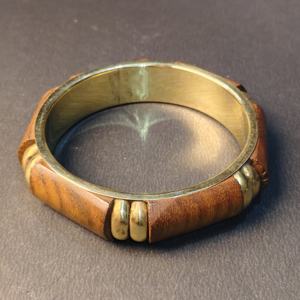 กำไลข้อมือไม้ธรรมชาติแกะสลักด้วยมือและทองเหลืองขัดเงา – กำไลไม้รูปทรงเรขาคณิตสองสี – สไตล์ชาติพันธุ์ผสมผสานวัสดุหลากหลาย - Product Image 2
