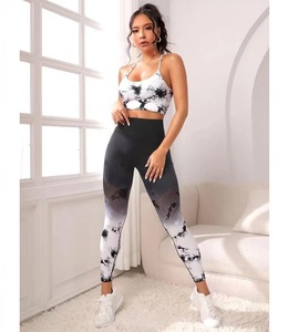 Ensemble de yoga 2 pièces tie-dye dégradé noir et blanc : Crop top à bretelles spaghetti et col rond, et legging taille haute sans couture pleine longueur - Product Image 1