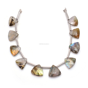 Labradorite naturelle de haute qualité à facettes en forme de trillion de perles de pierres précieuses utilisation de brin pour la fabrication de bijoux de cadeau de mariage incroyables - Product Image 1
