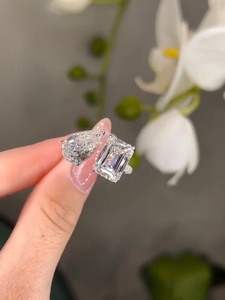 แหวนเพชรทรงลูกแพร์ 2.00 กะรัต เจียระไนแบบมรกต ทองคำขาว 14K ชุบทองคำขาว ได้รับการรับรองจาก IGI เพชรเพาะเลี้ยงในห้องปฏิบัติการ แหวนคลาสสิกสำหรับผู้หญิง เหมาะสำหรับงานหมั้นและวันครบรอบ - Product Image 1