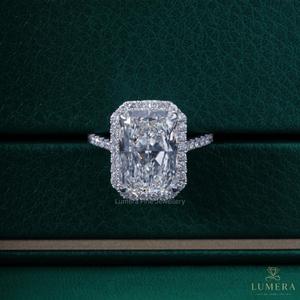 Bague de fiançailles 6.6CTE à taille radiant allongée, diamant de laboratoire couleur D VS1, avec halo et bande pavée, bijou de mariée spectaculaire - Product Image 2