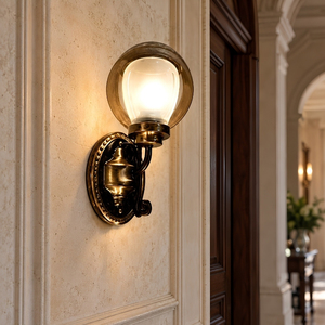Applique murale Aurewick en bronze antique traditionnel, luminaire à double abat-jour en verre pour couloir - Product Image 1
