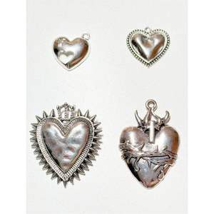 Arte Mural de Corazón Sagrado Plateado con Detalles Florales, Borde Festoneado con Cuentas, Placa de Corazón Flameante, Arte Folclórico Mexicano - Product Image 3