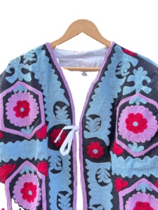 Veste en velours brodé Suzani bleu pour femmes, tenues indiennes, disponible au prix de gros pour l'exportation - Product Image 5