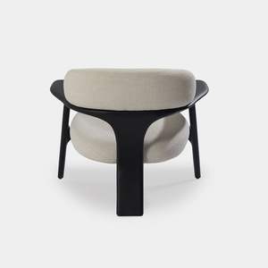 เก้าอี้พักผ่อนทรงโมโนลิธิกพร้อมโครงสร้างแบบเปิดและเบาะรองนั่งคู่ที่ลอยตัว สร้างสรรค์รูปทรงที่โดดเด่นอย่างมีเอกลักษณ์ - Product Image 2