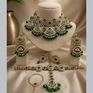 Conjunto de collar semibridal con cuentas Kundan chapadas en oro y piedra natural - Product Image 3
