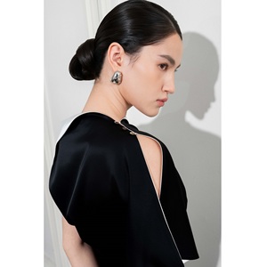 Blusa Moderna ODM para Mujer, Elegante Top de Seda Satén NAYAN, Manga Corta, MISSION SATIN, Blusas y Camisas de Primavera para Mujer - Product Image 6