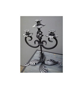 Candélabre en fer artisanal complexe avec silhouette élégante idéale pour les accessoires photo ou la décoration d'événement vintage de luxe - Product Image 1