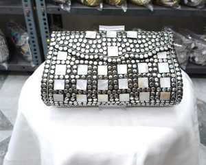กระเป๋าคลัทช์ทองเหลืองชุบทองลายดอกไม้พร้อมสายโซ่สำหรับงานกลางคืน - Product Image 2