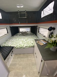 Caravane de luxe tout confort avec toit relevable, pour voyages hors réseau, avec cuisine, salle de bain et espace de couchage - Product Image 3