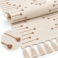 Chemin de table de style scandinave fait main en coton neutre avec pompons pour la vente en gros