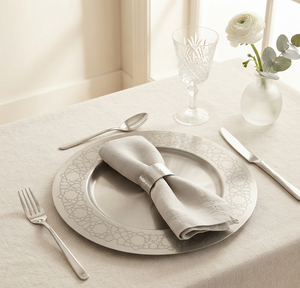 Assiette de service en acier inoxydable avec bordure gravée argentée pour mariage, restauration et restaurants - Product Image 1