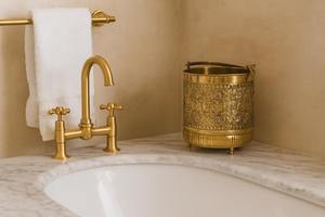 Seau en laiton de style marocain avec poignée à charnière, petits pieds et motif floral, parfait pour la décoration et comme accessoire pour lavabo. - Product Image 4