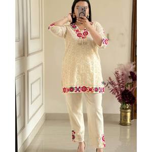 Conjunto de diseñador para mujer, top y pantalón con bordados - Product Image 5