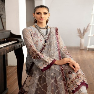 Tenue de soirée pour femmes en mousseline de soie brodée trois pièces punjabi costumes Ramsha Vol R-11 longue robe Maxi à feuilles persistantes prêtes - Product Image 5