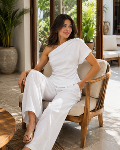 Tenue de plage élégante en lin/coton froncé coupe trapèze longueur ras du sol – Haut d'été blanc asymétrique confortable - Product Image 3