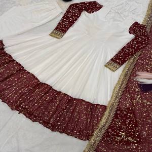 Ensemble Anarkali VASTRA COTTAGE en Georgette avec broderies multiples, manches longues, doublure en coton, pantalon ample et dupatta. - Product Image 2