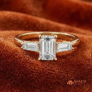 Anillo de Compromiso de Plata 14K/18K con Moissanita/Diamante Corte Esmeralda para Mujer, con Tres Piedras y Laterales Cónicos de Baguette, para Boda y Regalo - Product Image 3