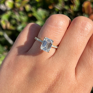 Anillo de Bodas con Diamantes Cultivados en Laboratorio, Corte Esmeralda, 3.20 Quilates en Total, Internamente Impecables, Certificados por IGI, Engaste Invisible en Oro, Clásico - Product Image 3