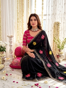 Sari de Seda Negro Bordado con Flores y Blusa Rosa para Mujer, Traje Tradicional Indio para Bodas - Product Image 2