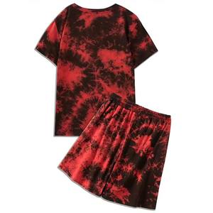 Ensemble décontracté homme 2 pièces : t-shirt à manches courtes imprimé tie-dye rouge et noir avec lettres et short assorti - Product Image 3