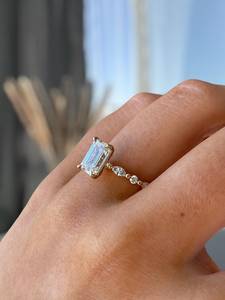 Anillo de compromiso con diamante cultivado en laboratorio con corte esmeralda de 2.51 quilates, certificado por IGI, para mujer, oro sólido de 14k, regalo de boda o promesa para novia. - Product Image 4