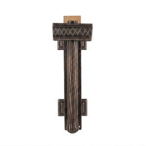 Poignée de portail en fer forgé à la main KHP – Design martelé, effet grain de bois ; facile à installer ; finition résistante à la rouille. - Product Image 1